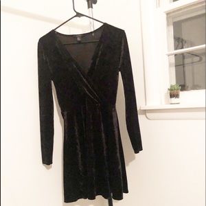 BLACK VELVET LONG SLEEVE DRESS
